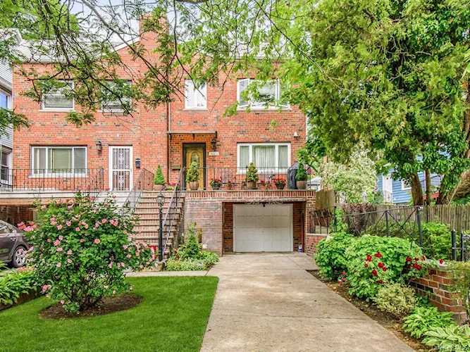 5623 Mosholu Avenue Bronx, NY 10471