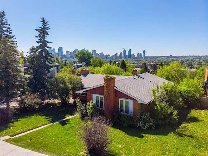 1927 Briar Crescent NW Calgary, AB T2N 3V6