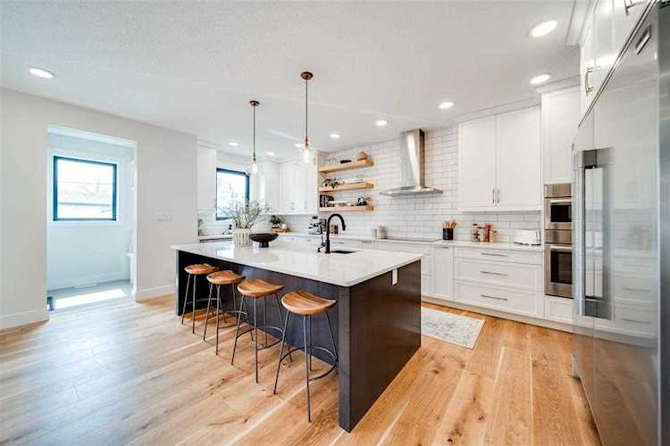 9715 73 Avenue Edmonton, AB T6E 1B5