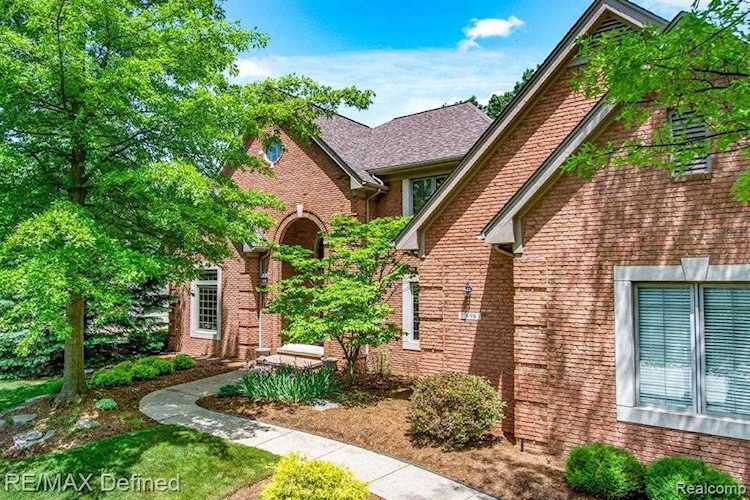 1698 Spring Creek Dr Rochester Hills, MI 48306 | MLS 2210032989 Photo 1