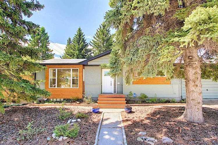 134 Gainsborough Dr SW Calgary, AB T3E 4W9