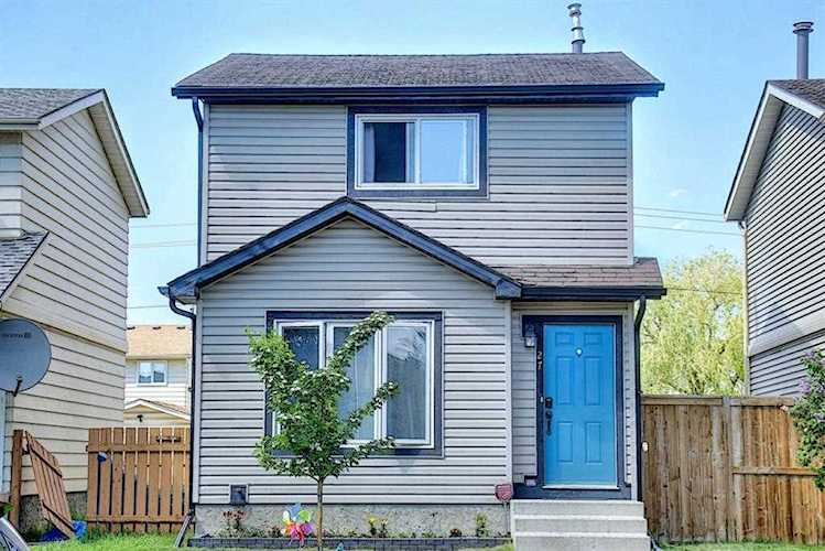 27 Erin Ridge Rd SE Calgary, AB T2B 2W2