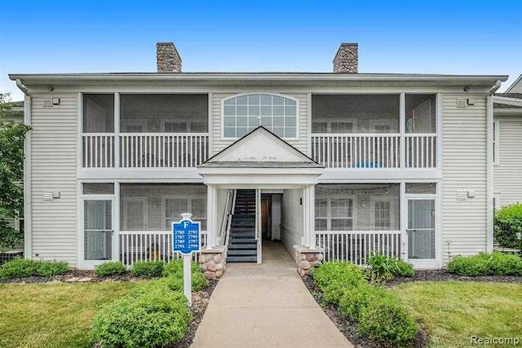 2795 S Knightsbridge Circle Ann Arbor, MI 48105 | MLS 2210041060 Photo 1