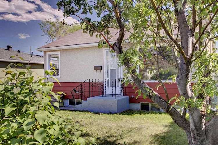 6407 33 Ave NW Calgary, AB T3B 1K9