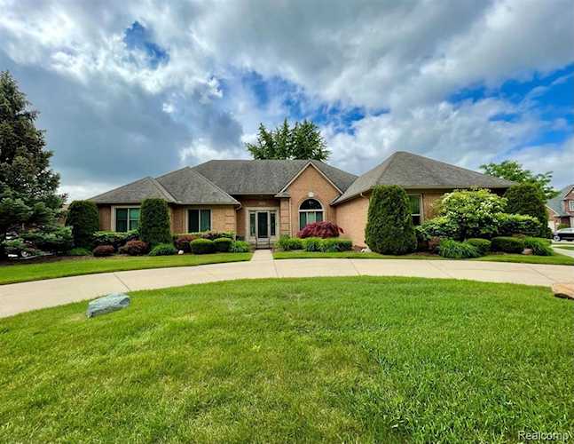 2924 Wessels Dr Troy, MI 48085