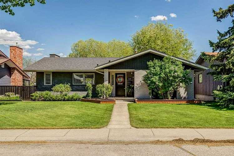 1126 Lake Christina Way Calgary, AB T2J 2R3