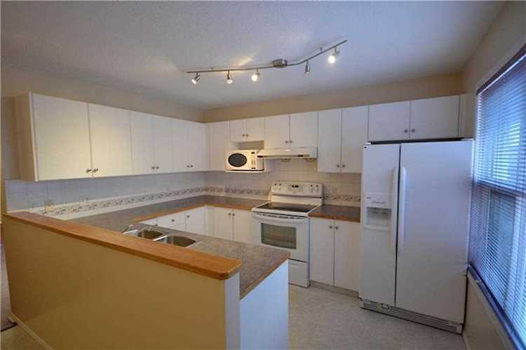 6 Sandpiper Ct NW Calgary, AB T3K 4N2