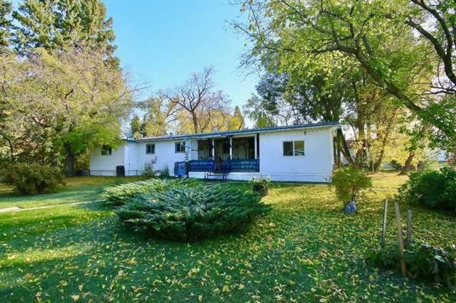 217 Mcleod St Ferintosh, AB T0B 1M0