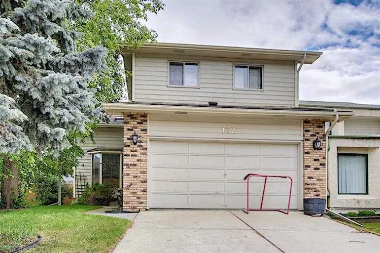 452 Woodglen Place SW Calgary, AB T2W 4P4