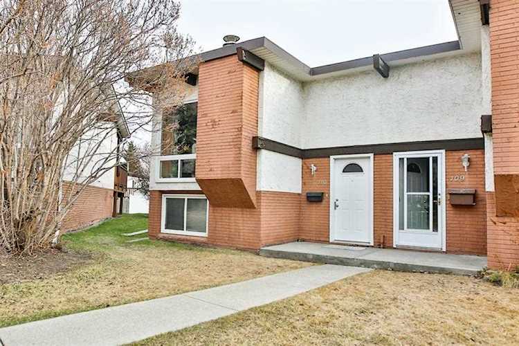 110 Pinemont Bay NE Calgary, AB T1Y 2V7
