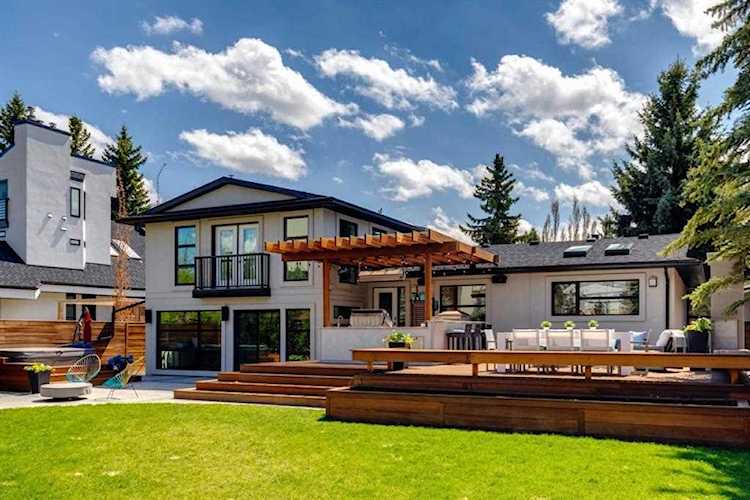 43 Bel-Aire Place SW Calgary, AB T2V 2C3