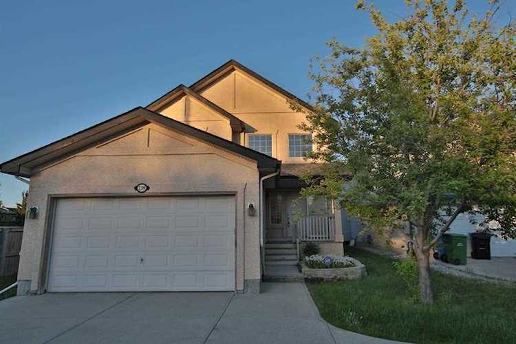 139 Edgeridge Close NW Calgary, AB T2R 1B2