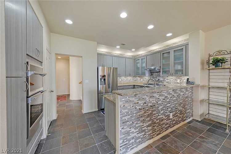 9328 Eagle Ridge Dr Las Vegas, NV 89134