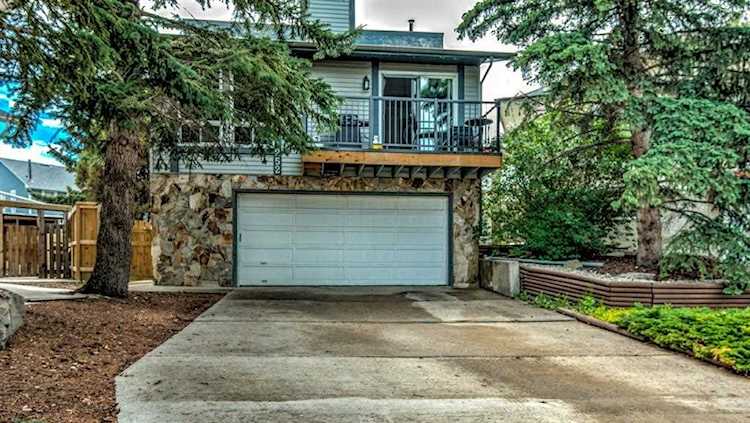252 Sandstone Place NW Calgary, AB T3K 2X6