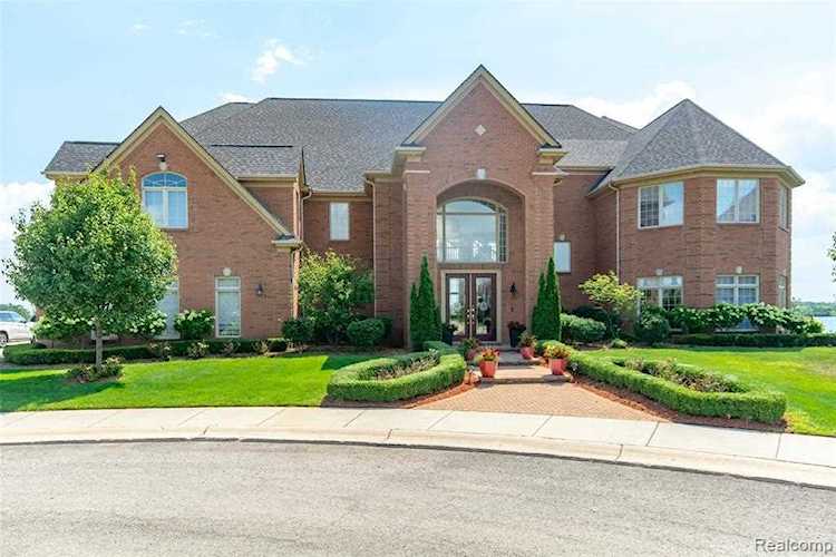 2 Sand Bar Ln Detroit, MI 48214