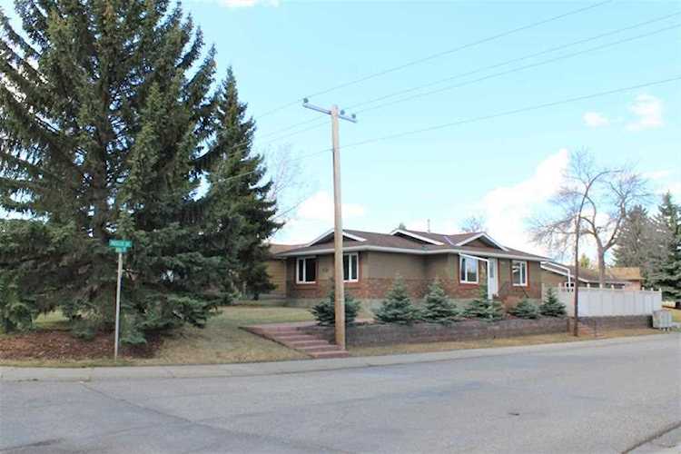 823 Midridge Dr SE Calgary, AB T2X 1H4
