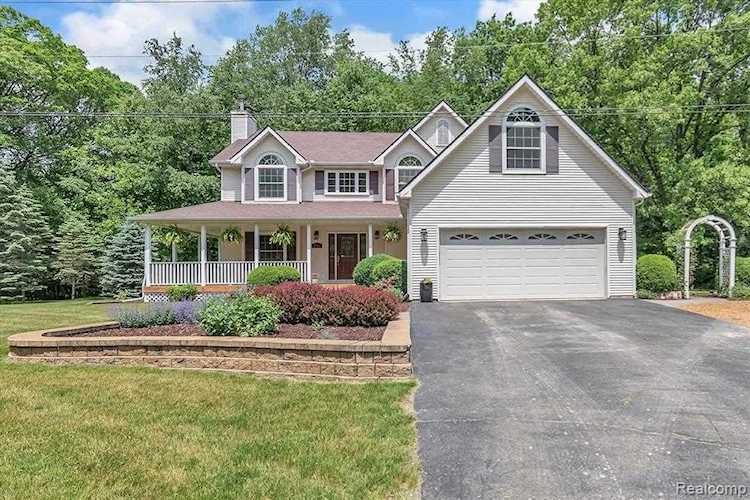 2745 Coyote Ridge Milford Twp, MI 48381 | MLS 2210043502 Photo 1