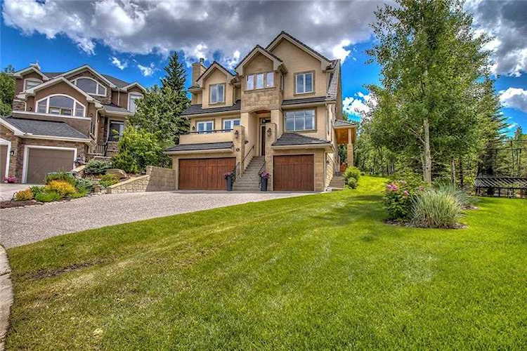 21 Spring Willow Ct SW Calgary, AB T3H 5Z3