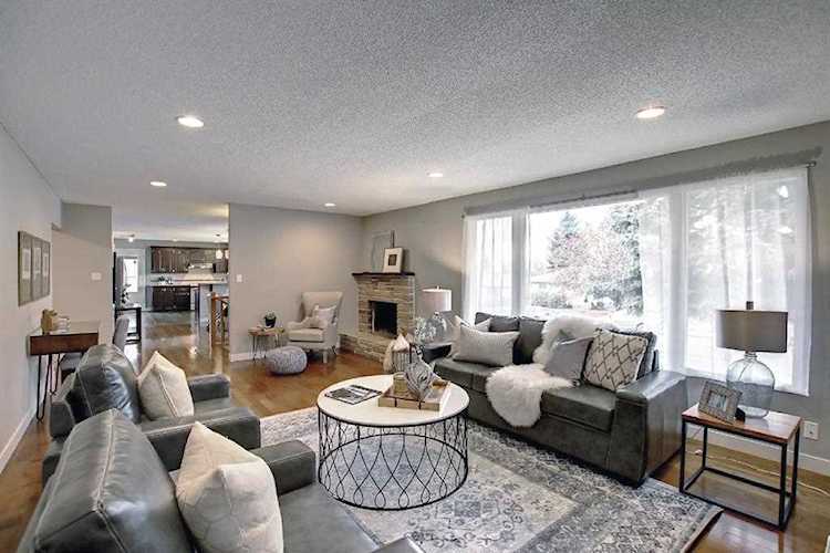 12 Cromwell Ave NW Calgary, AB T2L 0M5