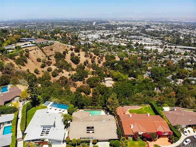 10821 Alta View Dr Studio City, CA 91604