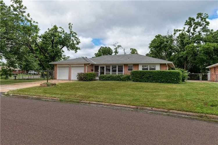 123 Kelly Dr Moore, OK 73160