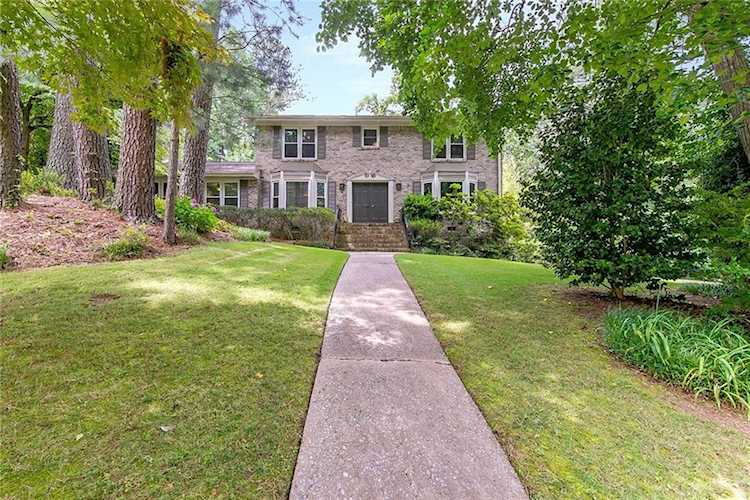 1561 Chateau Dr, Dunwoody, GA. 30338 | MLS #6896735 | $599,900 Photo 1