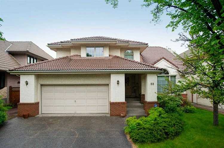 88 Strathdale Close SW Calgary, AB T3H 2K6