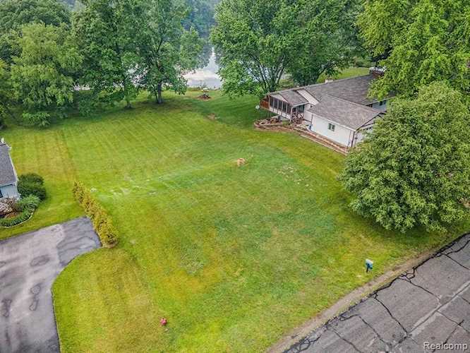 000 Riverbend Dr Manchester Vlg, MI 48158 | MLS 2210044433 Photo 1