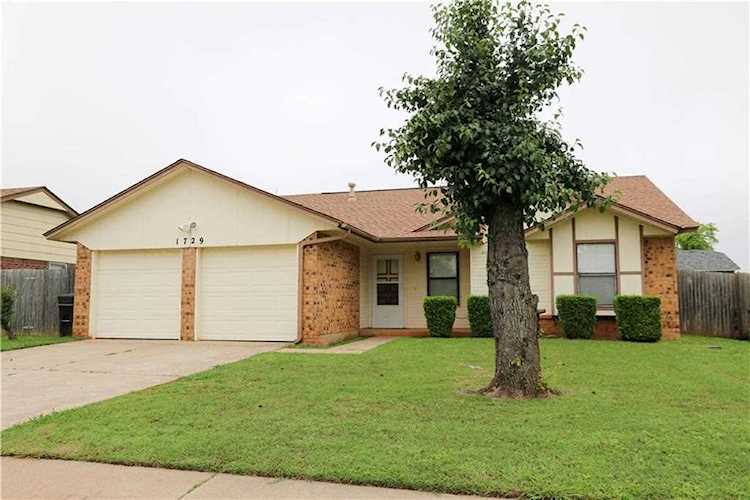 1729 SE 8th St Moore, OK 73160
