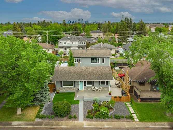 104 Westwood Dr SW Calgary, AB T3C 2V7