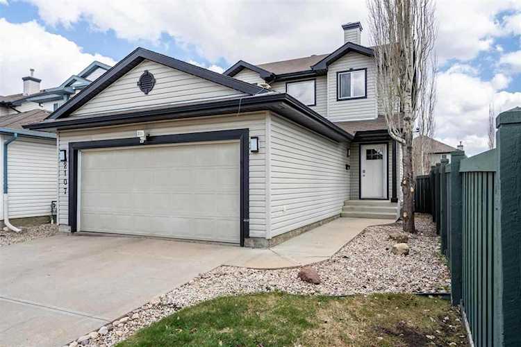 2107 Garnett Close Edmonton, AB T5T 6R4