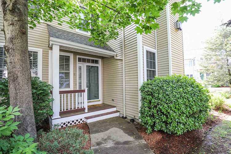 17 Bourne Dr Bedford, NH 03110