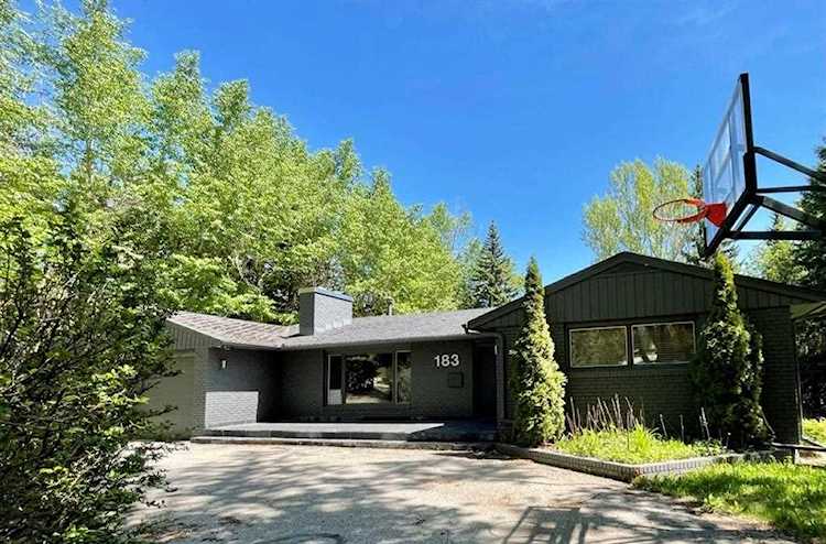 183 Eagle Ridge Dr SW Calgary, AB T2V 2V6
