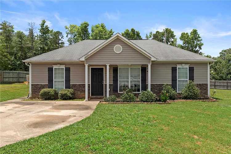 3700 Jackson Ct Opelika, AL 36804