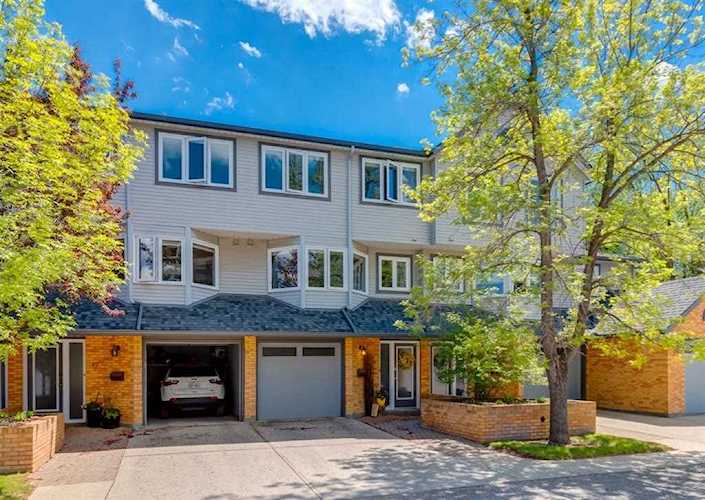 19 Coachway Green SW Calgary, AB T3H 1V9