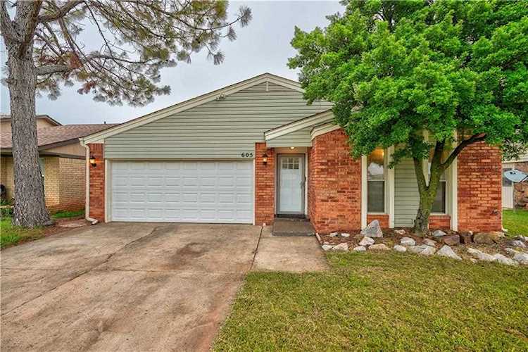 605 SE 34th St Moore, OK 73160