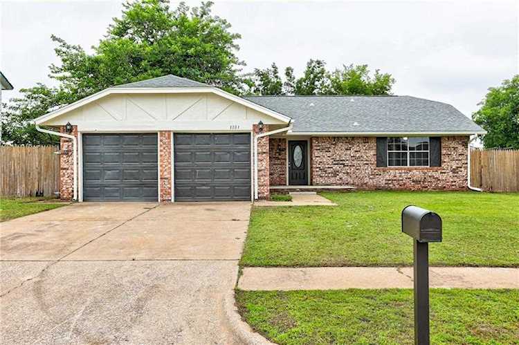 1101 NE 6th St Moore, OK 73160
