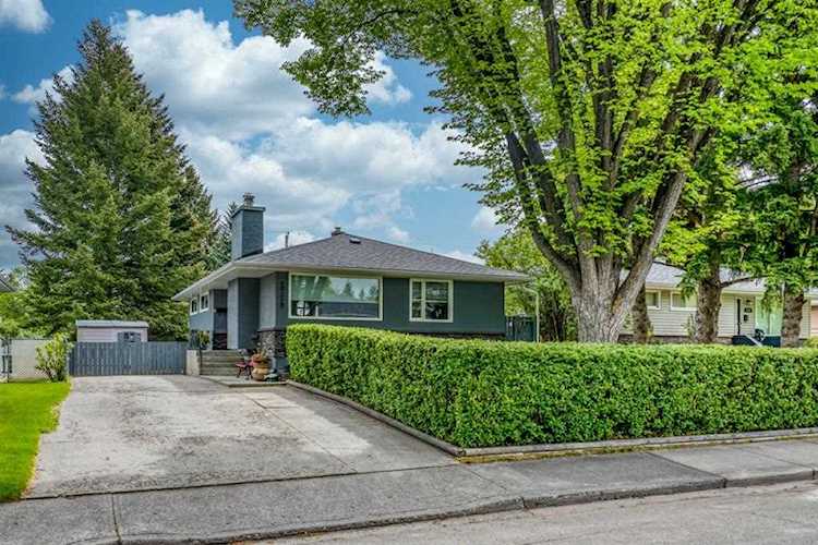 2728 43 St SW Calgary, AB T3E 3N5