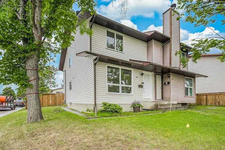 64 Castleglen Rd NE Calgary, AB T3J 1S6