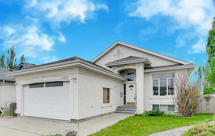 11833 10A Avenue Edmonton, AB T6J 7A7
