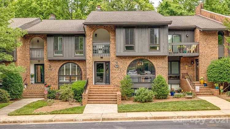 5807 Sharon Rd Charlotte, NC 28210