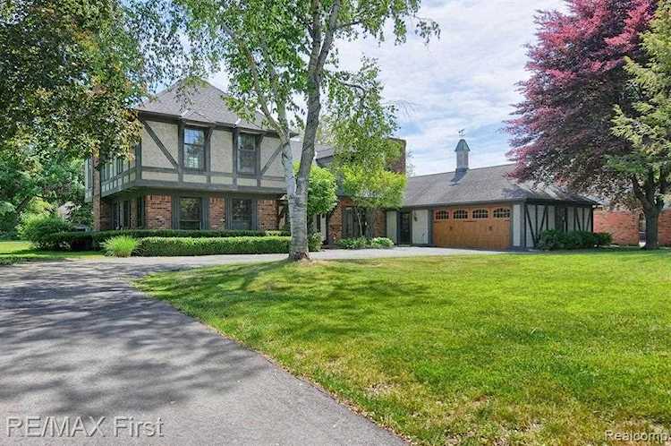 2 Island Lane Grosse Pointe, MI 48230