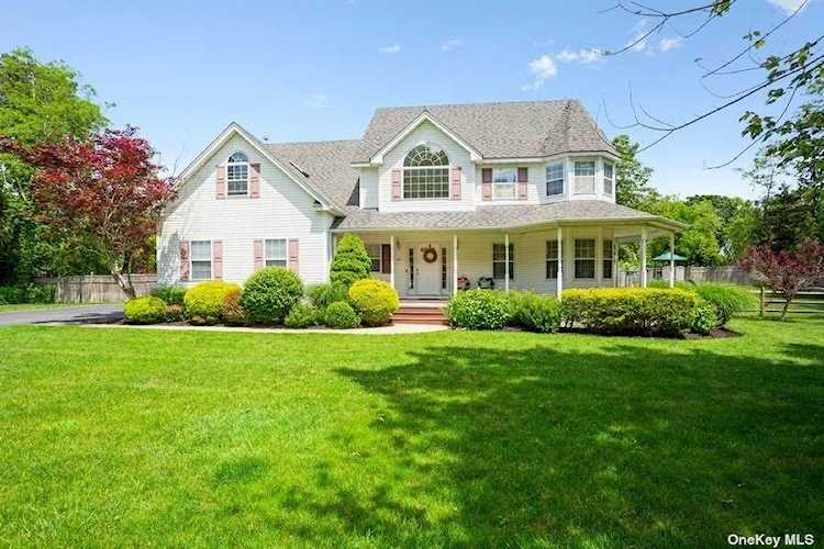 23 Old Neck Court Manorville, NY 11949