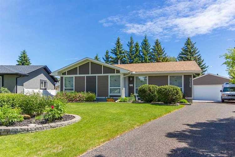 210 Oakmoor Place SW Calgary, AB T2V 4A4
