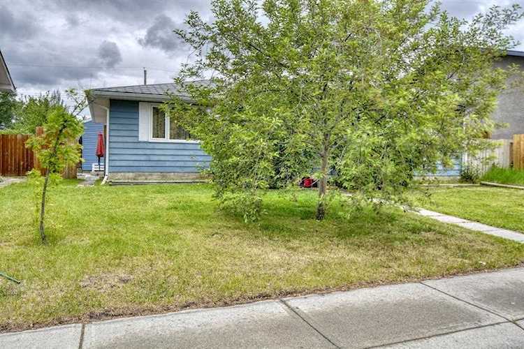 212 Queen Alexandra Rd SE Calgary, AB T2J 3P6