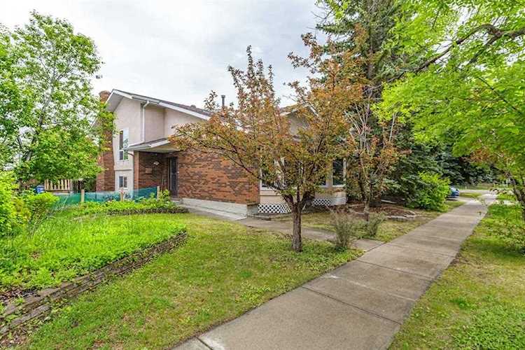 108 Woodglen Rd SW Calgary, AB T2W 4Z1
