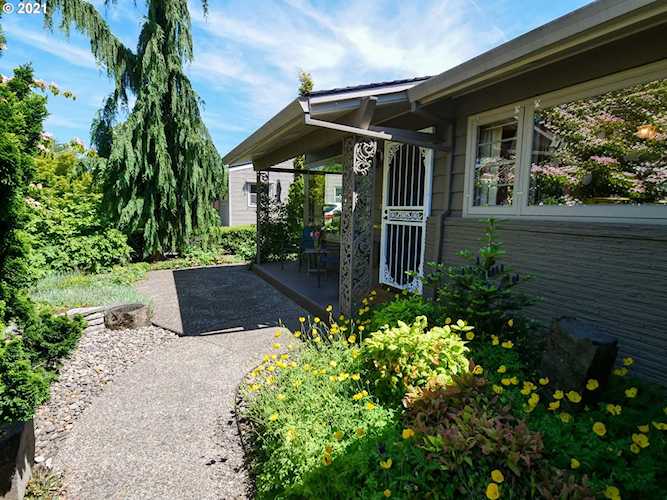 7708 SE Grant St Portland, OR 97215