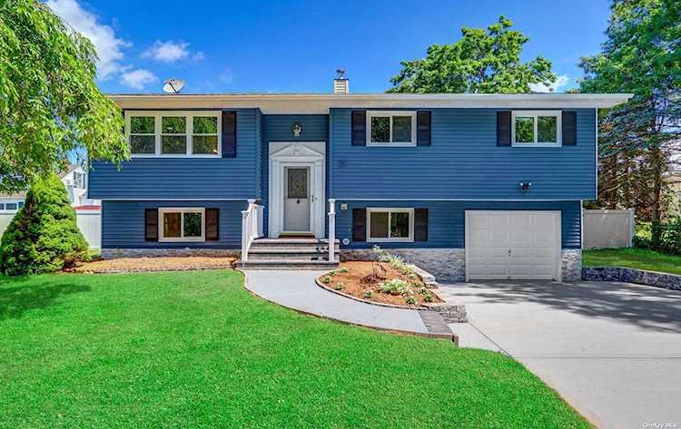 19 Ronde Drive Commack, NY 11725