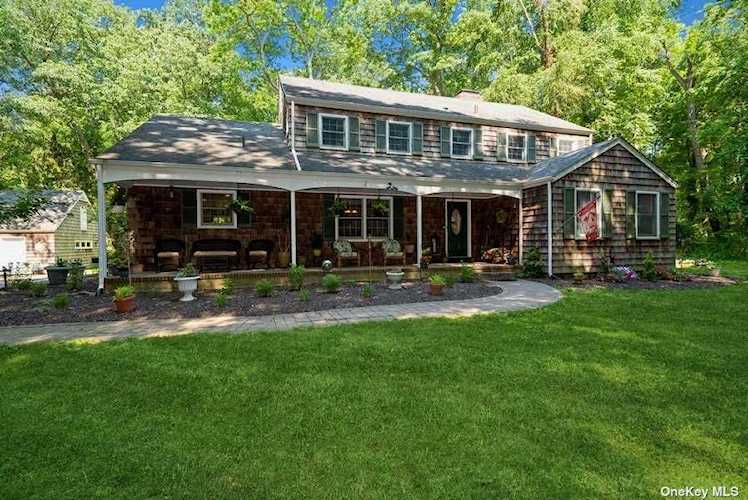 25 Fiddlers Green Drive Lloyd Neck, NY 11743