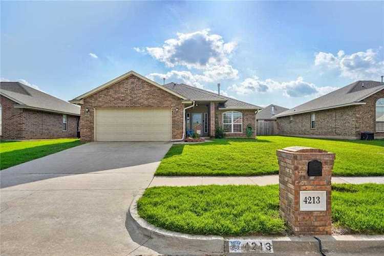 4213 Kensington Dr Moore, OK 73160